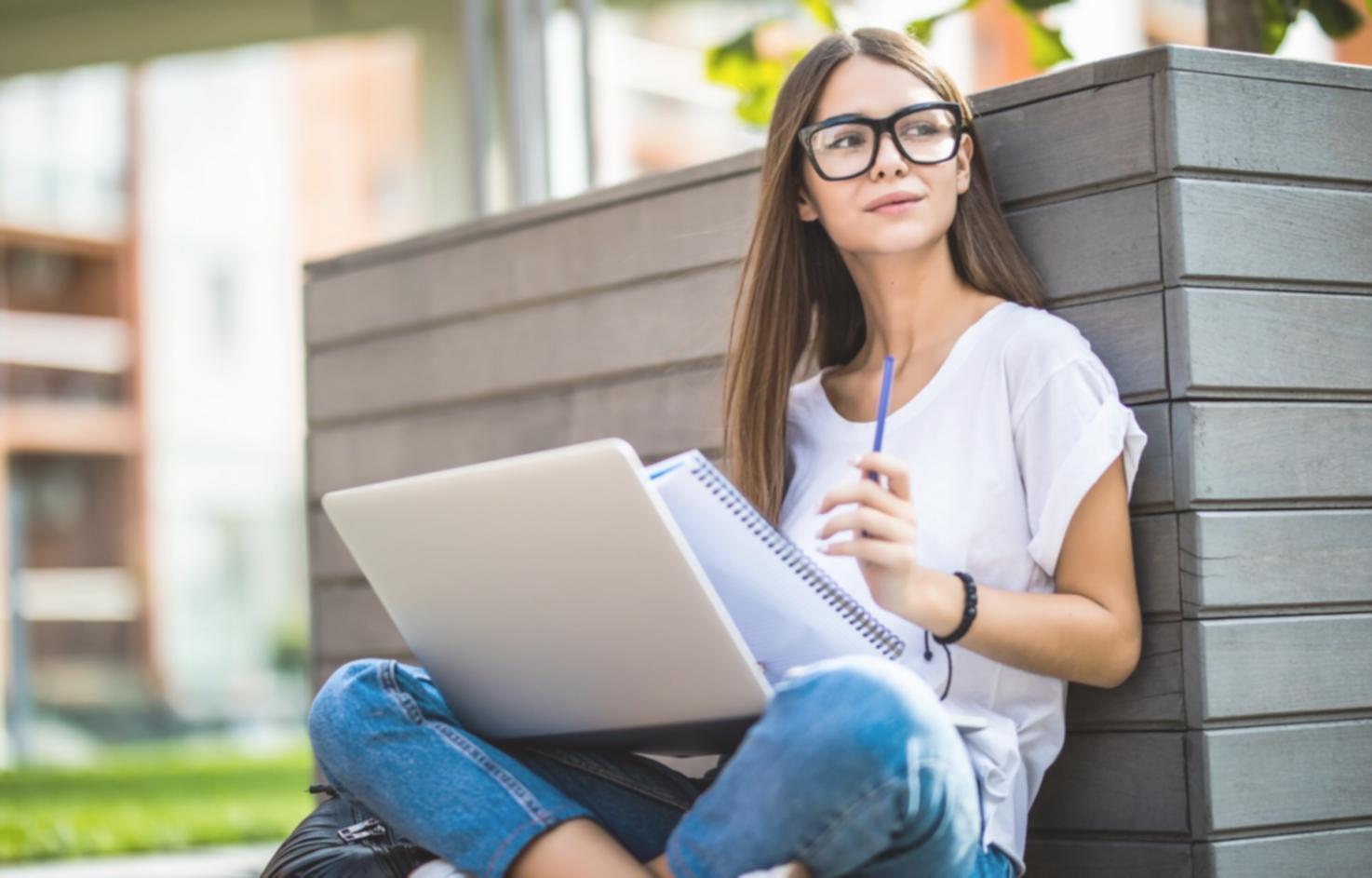 Estudiantes trabajando con herramientas financieras digitales en un entorno colaborativo